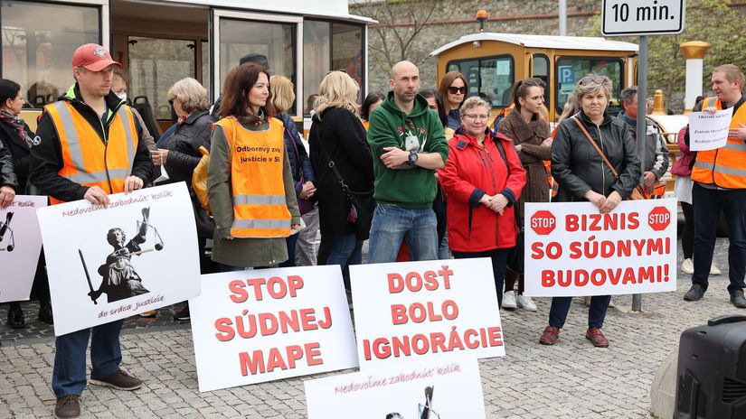 Foto: Robert Hüttner, Pravda. V súvislosti s reformou súdov sa zišli pred parlamentom aj justiční zamestnanci, ktorí tento rok v apríli proti zmenám protestovali.